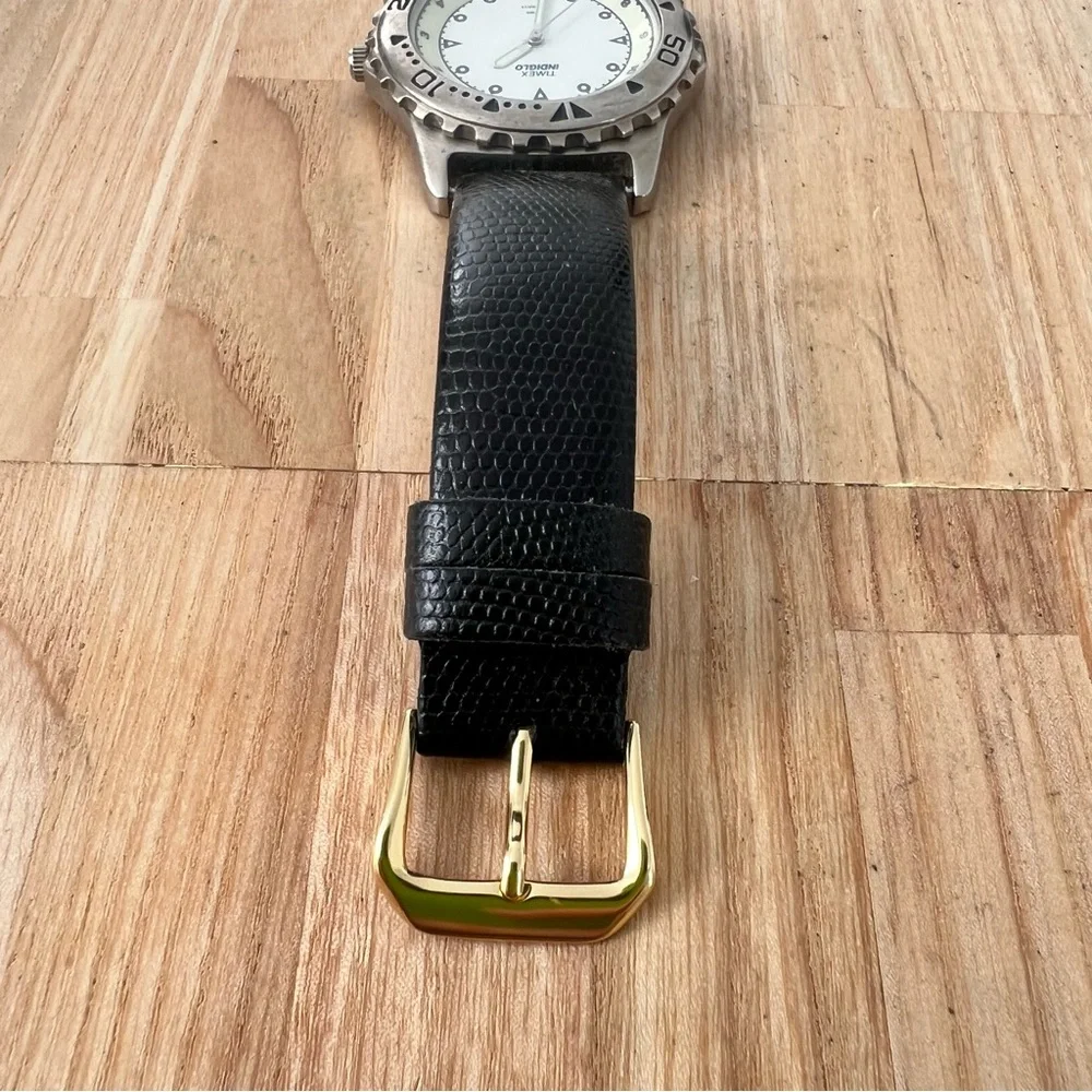 Vintage Timex men’s silver tone black leather watch NEW BATTERY